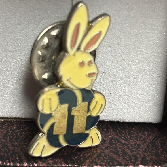 Vintage bunny rabbit enamel lapel pins hat pins - Picture 3 of 9